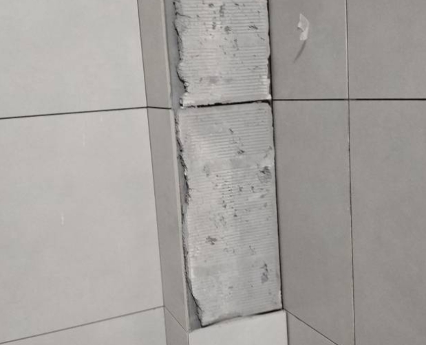 静乐瓷砖空鼓维修公司分享下瓷砖施工前基层浇水润湿程度不足，可能导致以下问题